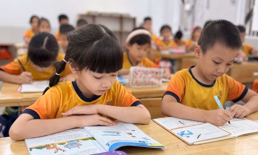 Phụ huynh học sinh lớp 1 than phiền, tối nào cũng ‘đánh vật' với con đến khuya 