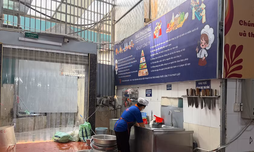 Công an xác minh kho hàng nghi chứa thực phẩm bếp ăn trường học