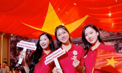 Thí sinh Hoa hậu Việt Nam xúc động trước ‘Đất nước thiên hùng ca’
