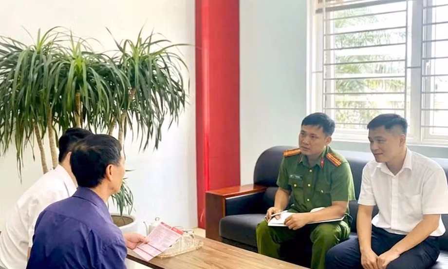  Nhân viên ngân hàng báo công an khi khách rút 1,5 tỷ đồng 
