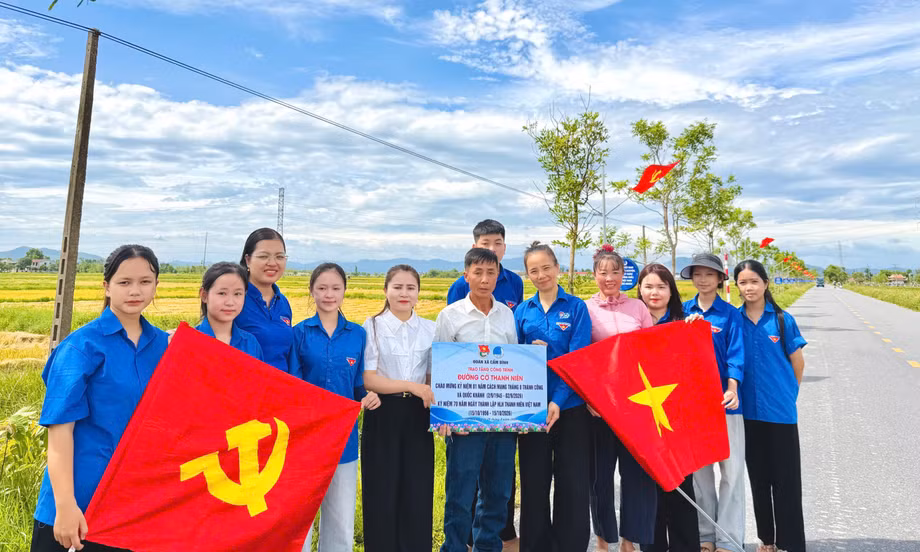 Dịp kỷ niệm 81 năm Cách mạng Tháng Tám thành công và Quốc khánh 2/9, tuổi trẻ Hà Tĩnh đồng loạt triển khai nhiều hoạt động thiết thực tại cơ sở. Từ những tuyến đường được khoác lên sắc đỏ của cờ Tổ quốc, công trình thanh niên, hoạt động chỉnh trang môi trường đến việc trao cờ, thăm hỏi, động viên ngư dân vươn khơi bám biển, mỗi phần việc đều thể hiện tinh thần xung kích, tình nguyện và trách nhiệm của tuổi trẻ với quê hương, đất nước.