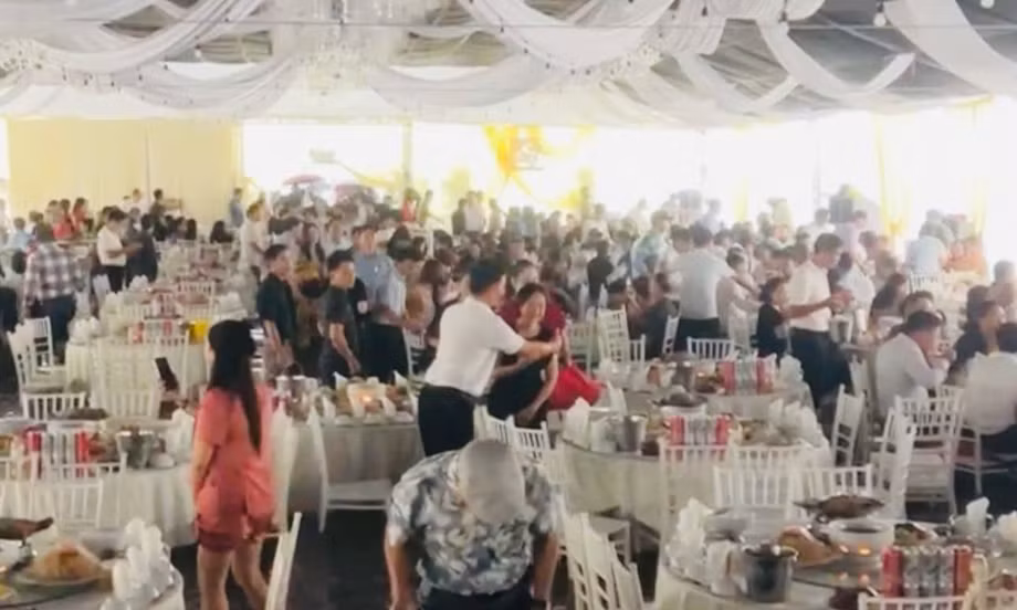 Hàng trăm khách lội nước tới dự tiệc cưới.