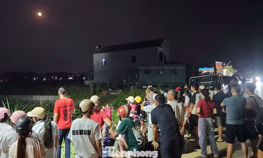 Đã bắt được hai đối tượng cầm kiếm cố thủ trên mái nhà ở Thanh Hoá 