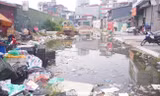 Dự án dang dở, đường vào Đại học Hà Nội ngập trong rác thải