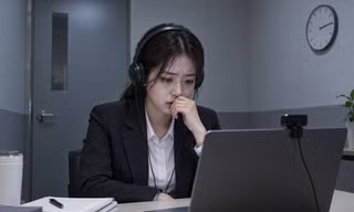 Giới trẻ kiệt sức trước những yêu cầu tuyển dụng ngày càng phức tạp thời AI