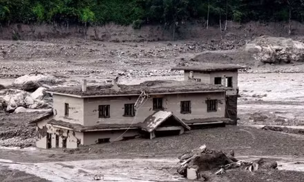 Cảnh tan hoang sau trận lũ quét kinh hoàng ở biên giới Nepal - Trung Quốc