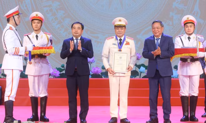 Giám đốc Công an Hà Nội được trao tặng danh hiệu 'Công dân Thủ đô ưu tú'