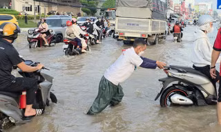 Triều cường tại Cần Thơ tiếp tục lên cao, nhiều tuyến đường ngập sâu, người dân gặp khó khăn trong di chuyển sáng đầu tuần.