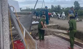 17 căn nhà ở Cà Mau bị sập, tốc mái sau trận lốc xoáy giữa đêm