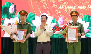 Khen thưởng lực lượng bắt đường dây buôn hơn 17.000 bao thuốc lá lậu