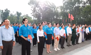 Tuổi trẻ TPHCM chào cờ kỷ niệm ngày thống nhất đất nước