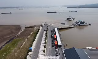 Lạ lẫm cảnh bến phà chở khách ra Cát Bà ngày đầu nghỉ lễ 2/9