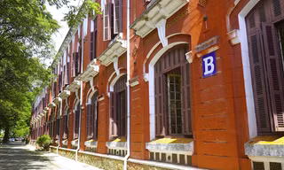 Đại tướng Võ Nguyên Giáp và Trung tá Đặng Văn Việt - hai cựu học sinh Quốc học một thời Ảnh: Báo TP 