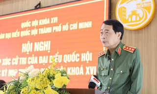 Thượng tướng Lê Quốc Hùng phát biểu tại buổi tiếp xúc cử tri.