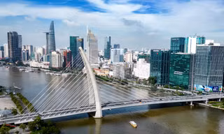 Vượt 'sóng lớn' để tăng trưởng hai con số