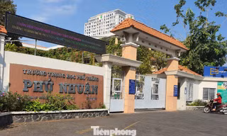 TPHCM: Lớp 12 thiếu bảng, giáo viên phải viết lên tường
