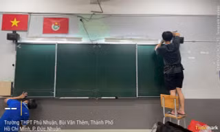Vụ lớp 12 thiếu bảng, giáo viên phải viết lên tường: Lắp bảng mới trong đêm