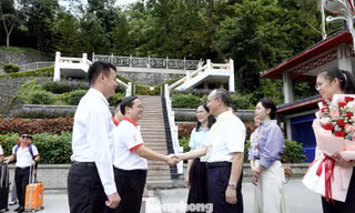 100 đại biểu thanh niên Việt Nam bắt đầu hành trình ‘tìm theo dấu đỏ’