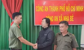 Công an kịp thời cứu người nước ngoài nhảy sông