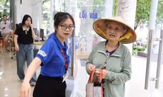 Điều ý nghĩa với nữ sinh đi về 70km mỗi ngày hỗ trợ phường mới