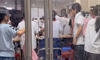 Trung tâm bồi dưỡng văn hóa tại Hà Nội tấp nập học sinh đến học thêm sau giờ học chính khóaẢnh: N.H