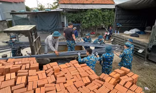 Huy động quân nhân tay nghề cao xây nhà mới giúp người dân vùng lũ kịp đón Tết 