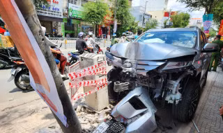 Ô tô đâm liên hoàn xe máy, tông gãy trụ điện khiến 3 người bị thương