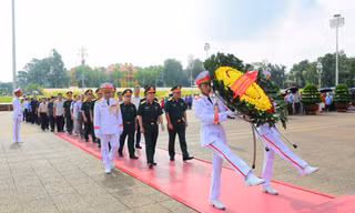 Các đại biểu vào Lăng viếng Chủ tịch Hồ Chí Minh, sáng 14/9.
