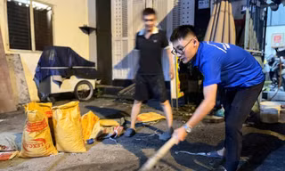 Nhóm bạn trẻ tình nguyện ‘vá' đường ở TPHCM