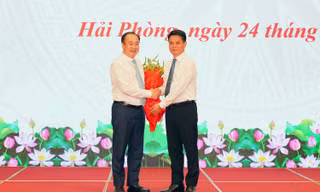 Ông Lê Ngọc Châu - Bí thư Thành ủy Hải Phòng tặng hoa chúc mừng tân Phó Bí thư Thành ủy Hải Phòng Nguyễn Sỹ Hiệp.