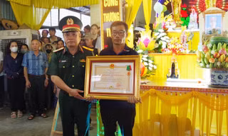 Quân khu 3 trao Huân chương cho thân nhân chiến sĩ hy sinh khi cứu đồng đội