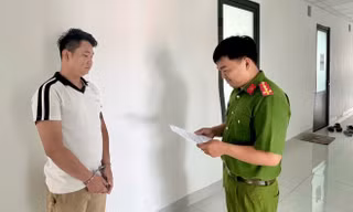 Được nhờ làm thủ tục vay, nhân viên ngân hàng 'tiện tay' rút ruột 2 tỉ đồng của khách 