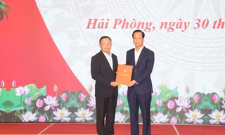 Ông Hoàng Văn Trà - Phó Chủ nhiệm UBKT Trung ương trao quyết định cho ông Nguyễn Anh Tuấn. 