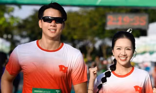 Nữ MC và bạn trai người mẫu nổi bật trên đường chạy Tiền Phong Half Marathon 2025