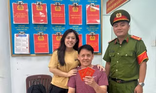 Đi lạc đúng ngày sinh nhật, người đàn ông Singapore được Công an TPHCM giúp đoàn tụ với người thân
