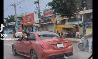 Truy tìm lái xe Mercedes 'quậy' trên đường