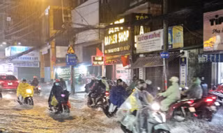 Mưa ngập đường, người dân TPHCM bì bõm về nhà