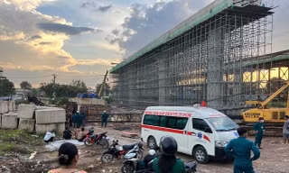 Sập cần cẩu tại công trường Vành đai 3 TPHCM, hai người thương vong
