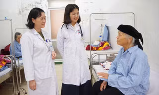 Cô học trò nghèo trở thành bác sĩ nhờ tấm lòng của những người lính