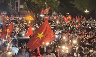 Người dân Hà Nội xuống đường ăn mừng chiến thắng của U23 Việt Nam