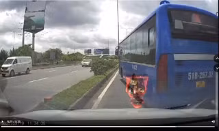 Clip xe buýt tạt đầu ô tô gây thót tim ở cửa ngõ TPHCM