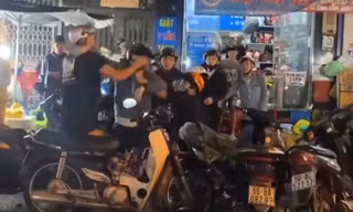 [Clip] Đôi nam nữ bị đánh hội đồng tới tấp dưới trời mưa