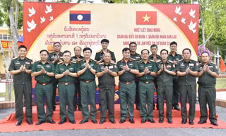 Hai sư đoàn chủ lực của Việt Nam và Lào tăng cường hợp tác 