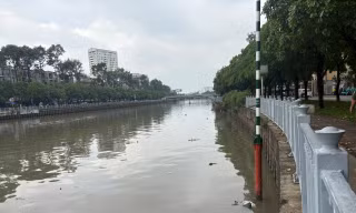 Nhân viên vớt rác phát hiện thi thể trên kênh Nhiêu Lộc