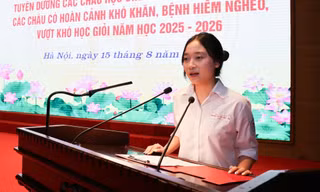 Nữ sinh mồ côi mẹ được Bộ Tư lệnh Thủ đô vinh danh