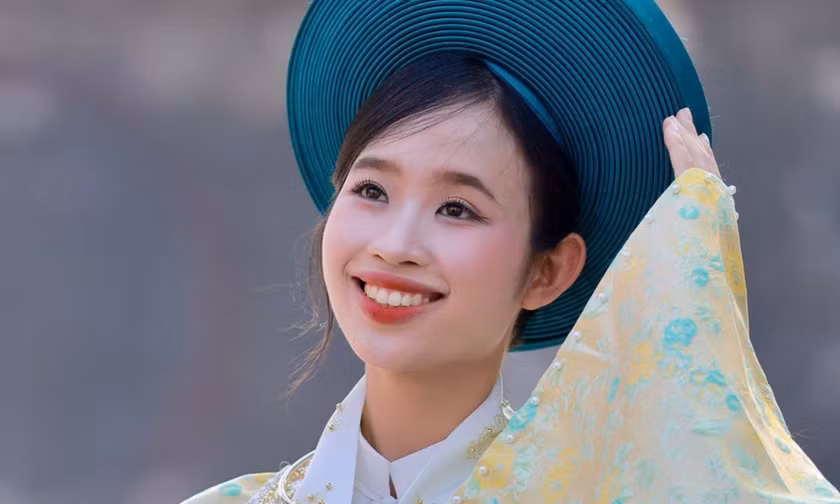 Nữ sinh IELTS 8.0, cô gái được yêu thích nhất diện áo nhật bình ở đền Kiếp Bạc