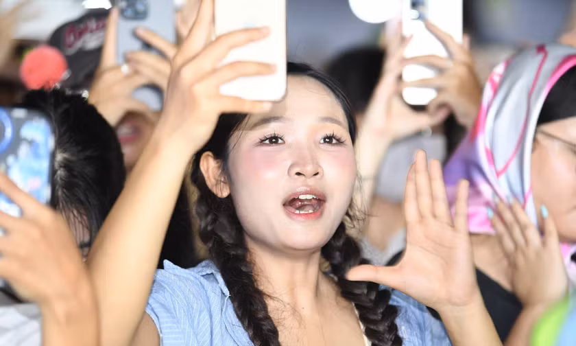 Pháp Kiều xuất hiện, biển người gào thét ở phố đi bộ Trần Nhân Tông