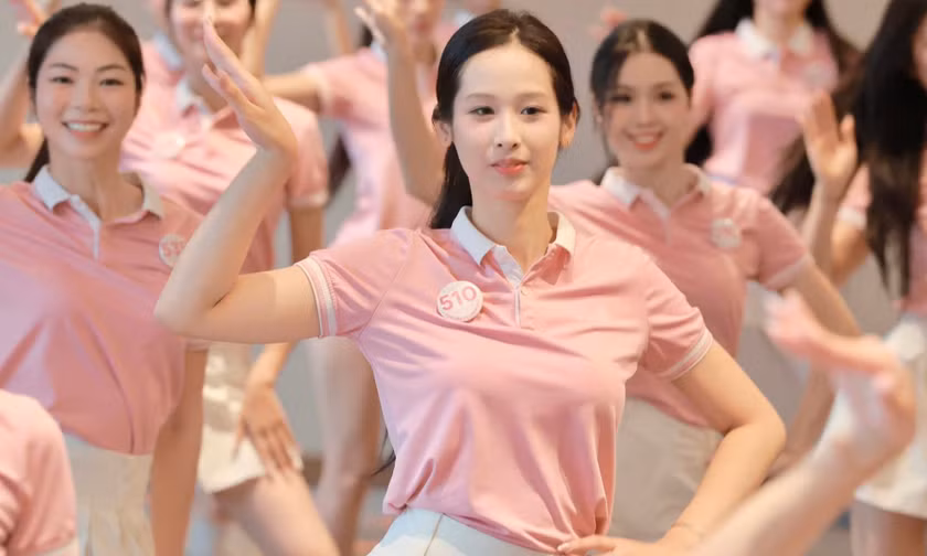Màn đồng diễn của 53 cô gái Hoa hậu Việt Nam 