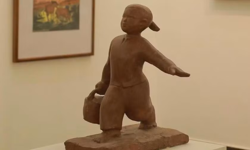 'Em bé đưa cơm cho mẹ đi cày' và chuyện ít ai biết
