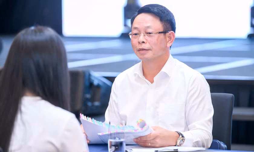 Bên trong phòng phỏng vấn kín, chấm mặt mộc Hoa hậu Việt Nam
